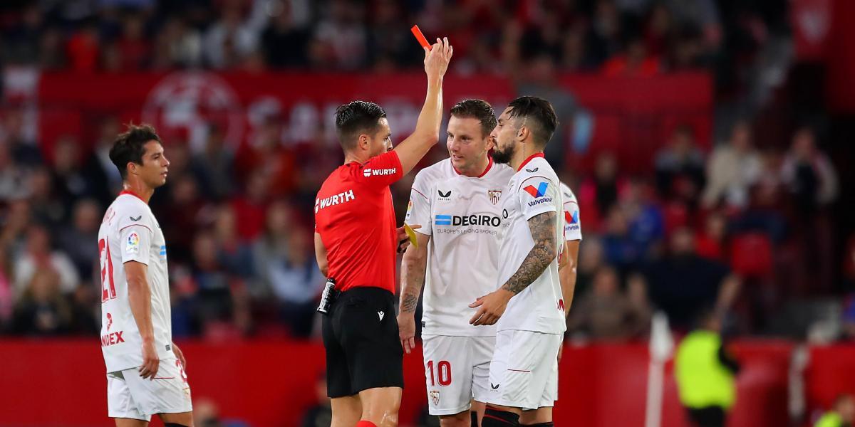 Así se reparten entre los árbitros todas las rojas en Primera División