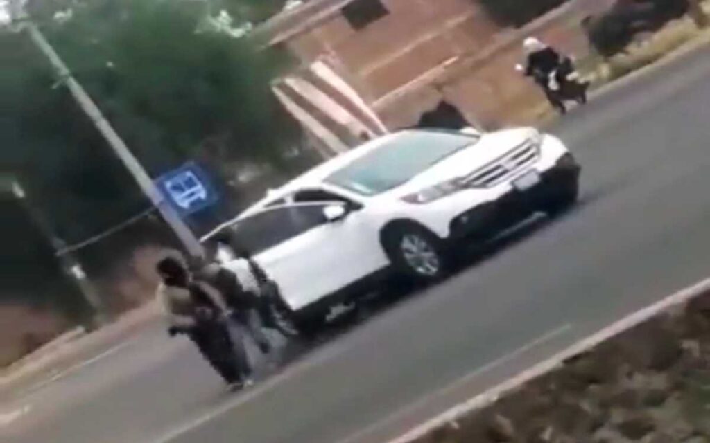 Balean edificio policial en Celaya