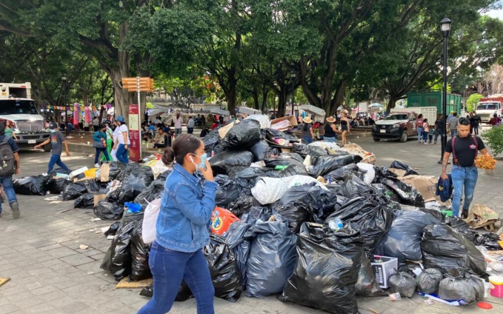 Basura invade calles de Oaxaca y llega hasta evento de Claudia Sheinbaum | Video