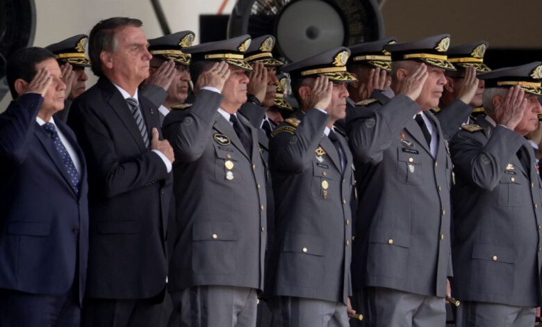 Bolsonaro reaparece en una ceremonia militar tras batallar su derrota desde la trastienda