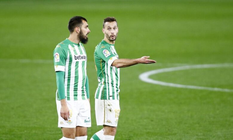Borja Iglesias y Canales se van de gira con el Betis tras no ser convocados para el Mundial
