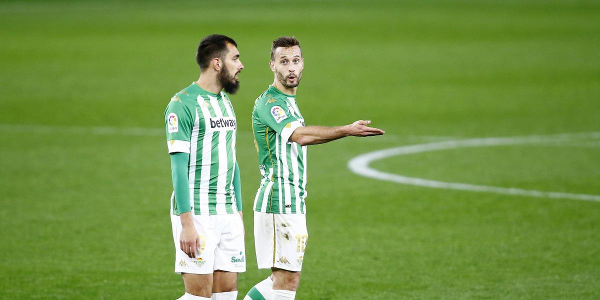 Borja Iglesias y Canales se van de gira con el Betis tras no ser convocados para el Mundial