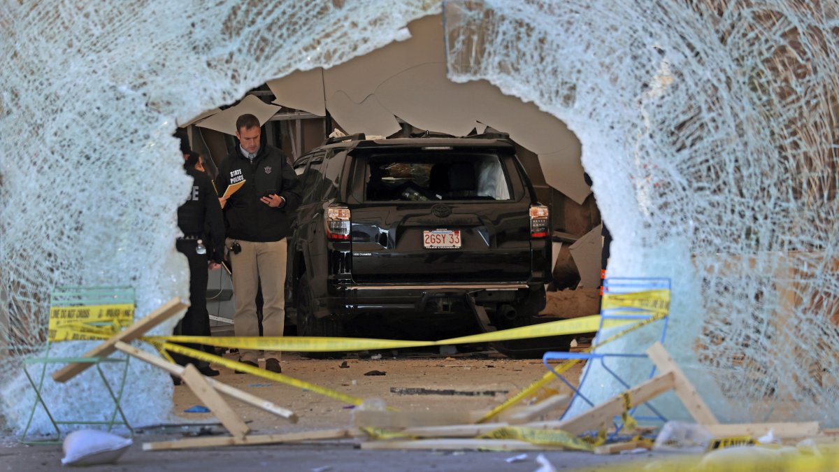 Bradley Rein arrestado por choque contra tienda Apple en Hingham, MA