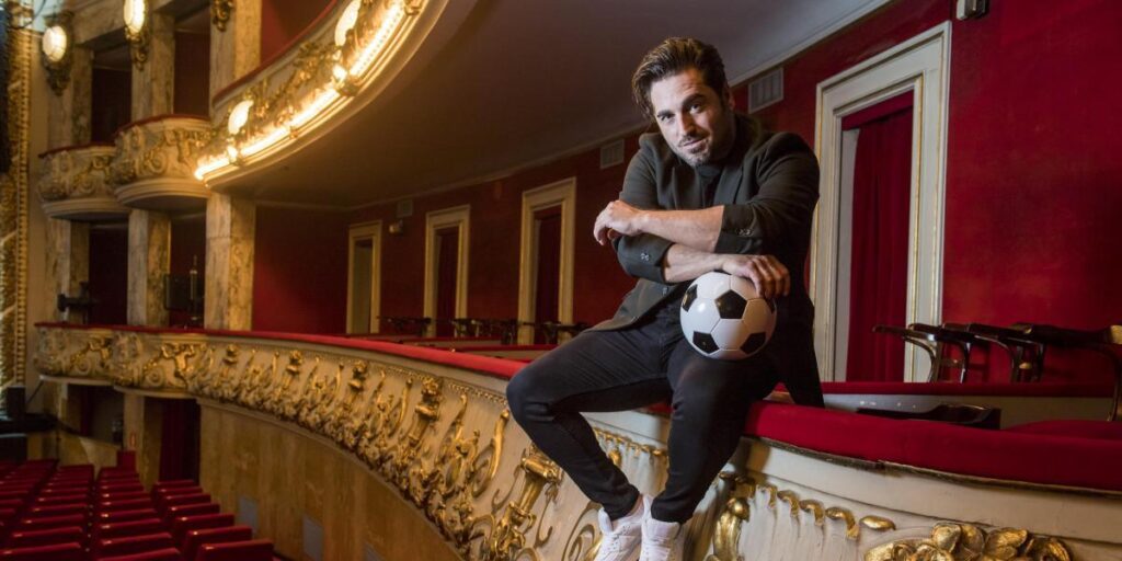 Bustamante: "Cantar el gol de Iniesta en la final casi me cuesta mi carrera"