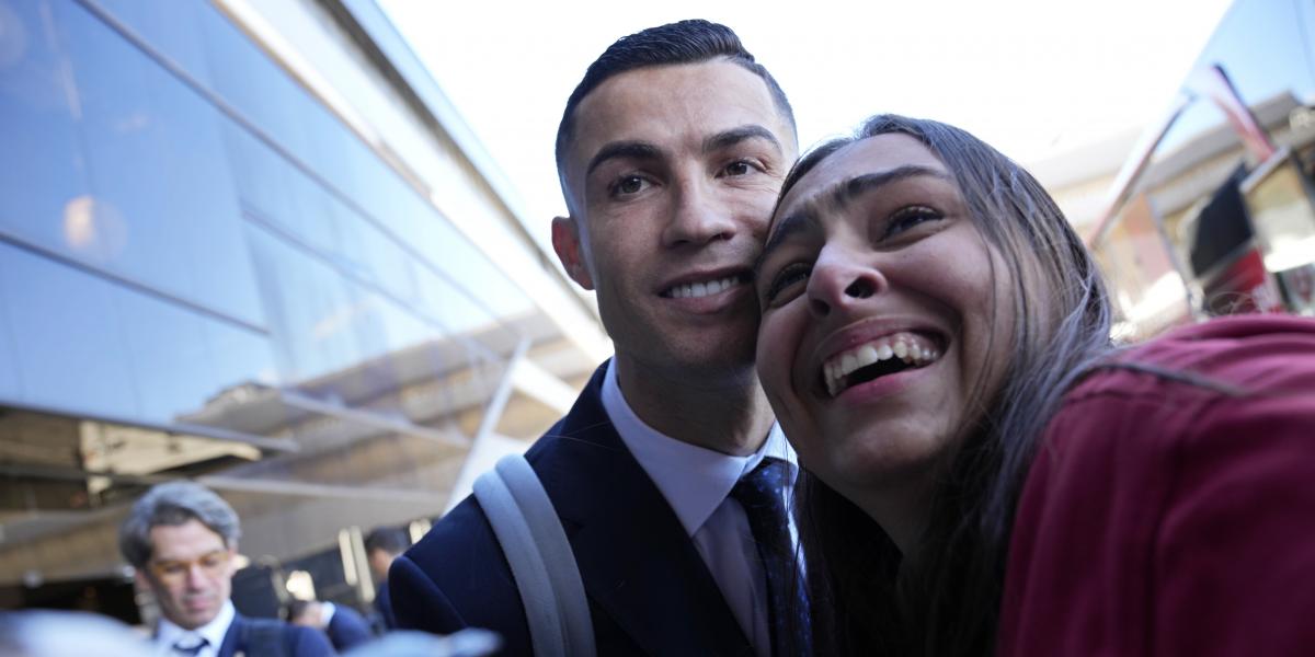 CR7, sonriente rumbo a Doha pese a la tormenta