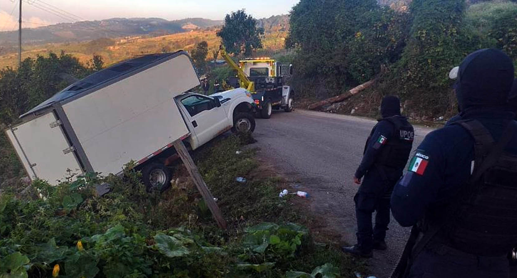 Camión de carga se vuelca con 40 migrantes a bordo en México