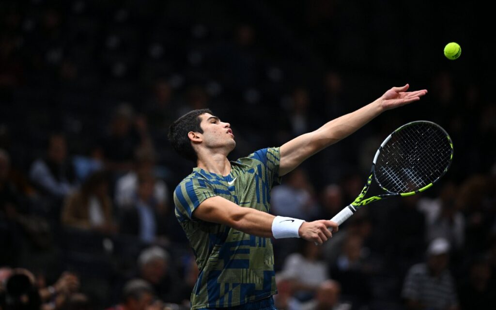 Carlos Alcaraz continúa con el pie derecho en el Masters de París | Video