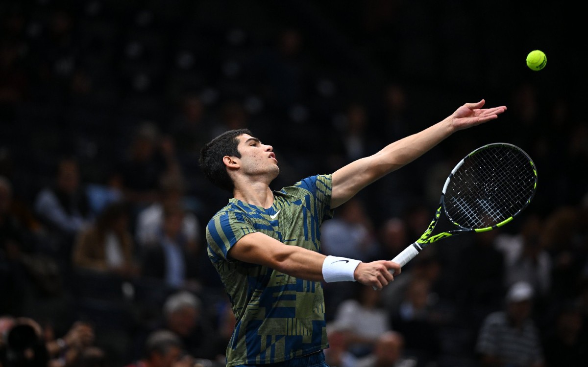 Carlos Alcaraz continúa con el pie derecho en el Masters de París | Video