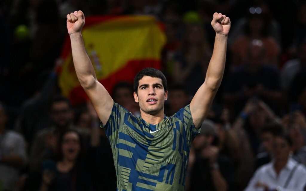 Carlos Alcaraz tiene un trabajado debut en el Masters de París | Video