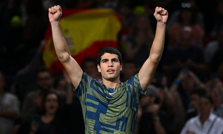 Carlos Alcaraz tiene un trabajado debut en el Masters de París | Video