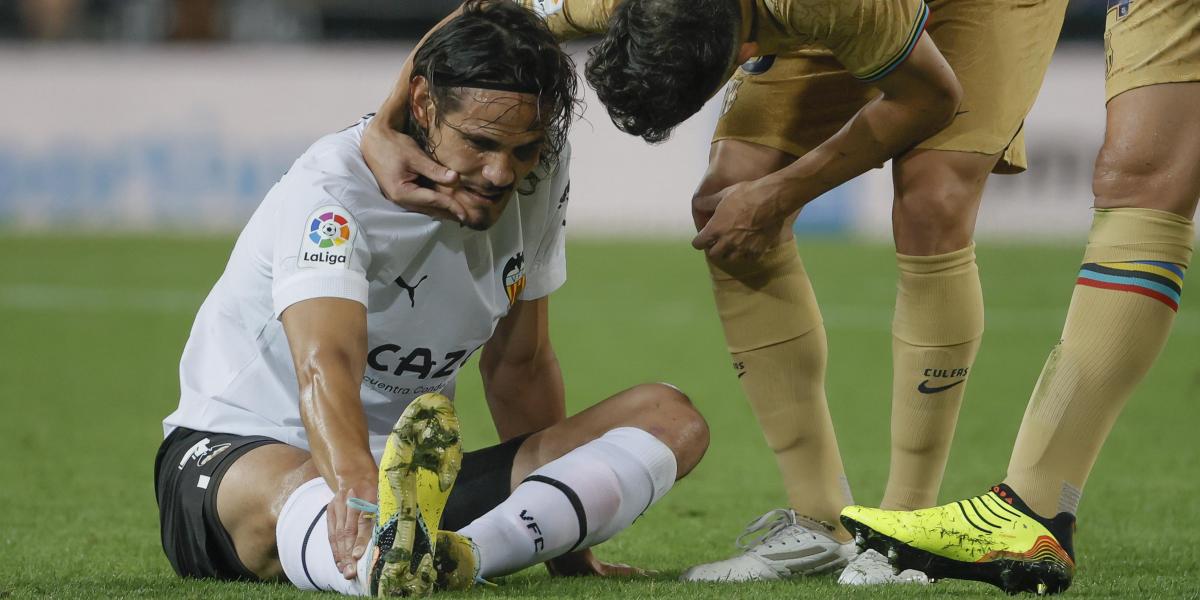 Cavani se entrena al margen pero ya pisa el césped