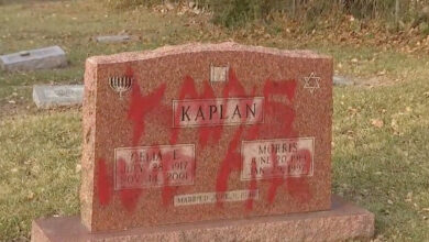 Cementerio judío en Illinois es vandalizado con mensajes de apoyo a Kanye West y esvásticas