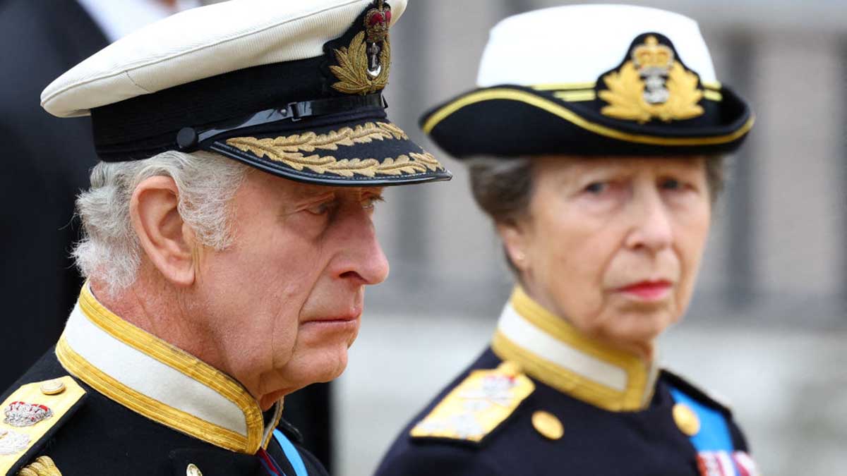 Charles III pide cambiar la ley para que sus hermanos puedan sustituirle