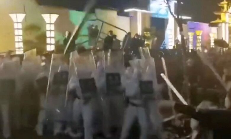 China: Tras mortal incendio, estallan protestas contra política Covid