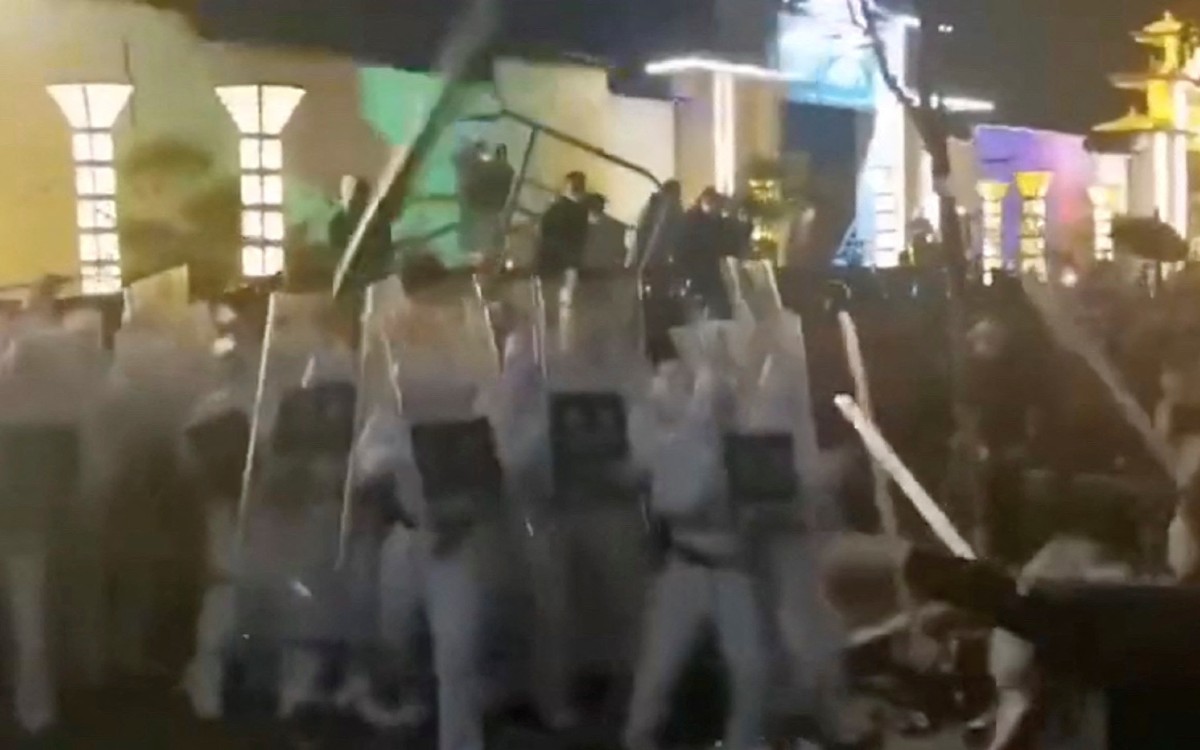 China: Tras mortal incendio, estallan protestas contra política Covid