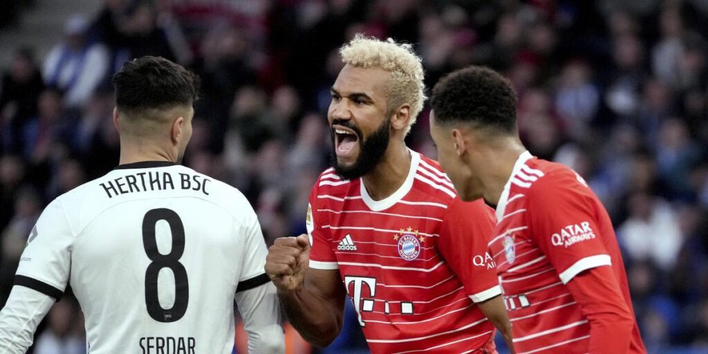 Choupo-Moting pone líder al Bayern, pero Davies se lesiona