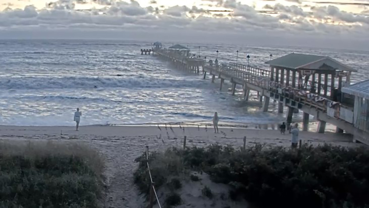 Colapsa parte de un muelle en Florida tras el impacto de la tormenta tropical Nicole