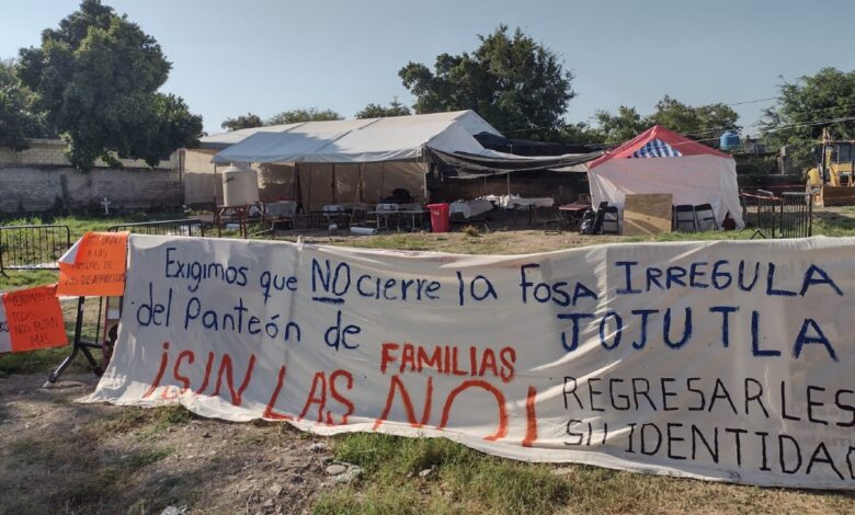 Colectivos de víctimas de Morelos impiden acceso a la zona cero de las fosas en Jojutla