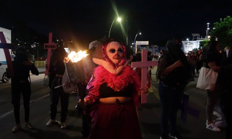 Con marcha fúnebre exigen alto a los feminicidios en Oaxaca