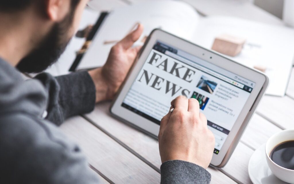 Condenan a 15 meses de prisión a tuitero español por 'fake news'