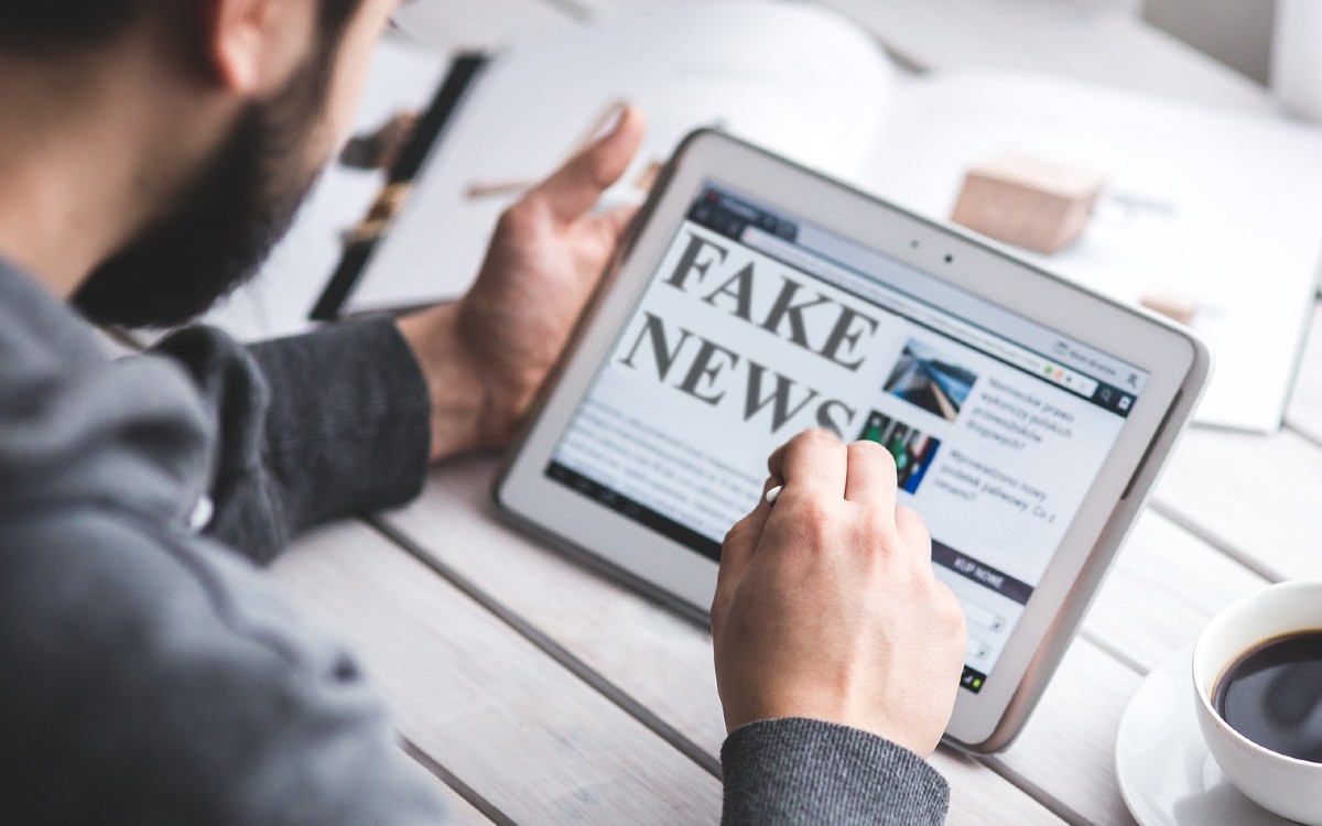 Condenan a 15 meses de prisión a tuitero español por ‘fake news’