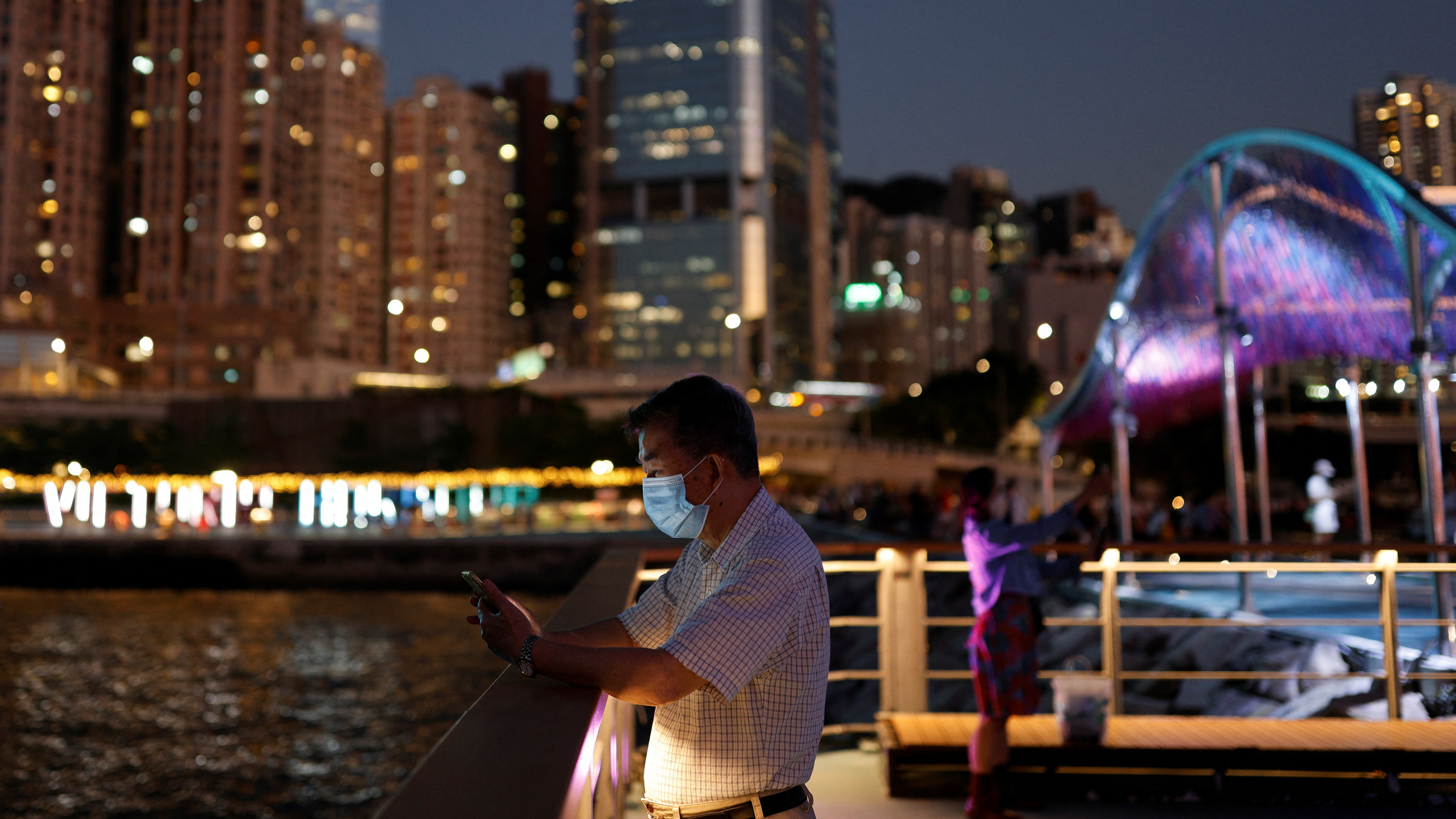 Confinan en China a unas 600 mil personas alrededor de la mayor fábrica del mundo de iPhone