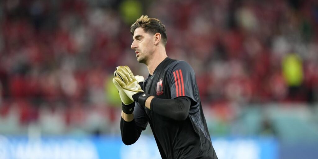 Courtois para un penalti a Davies y salva a Bélgica