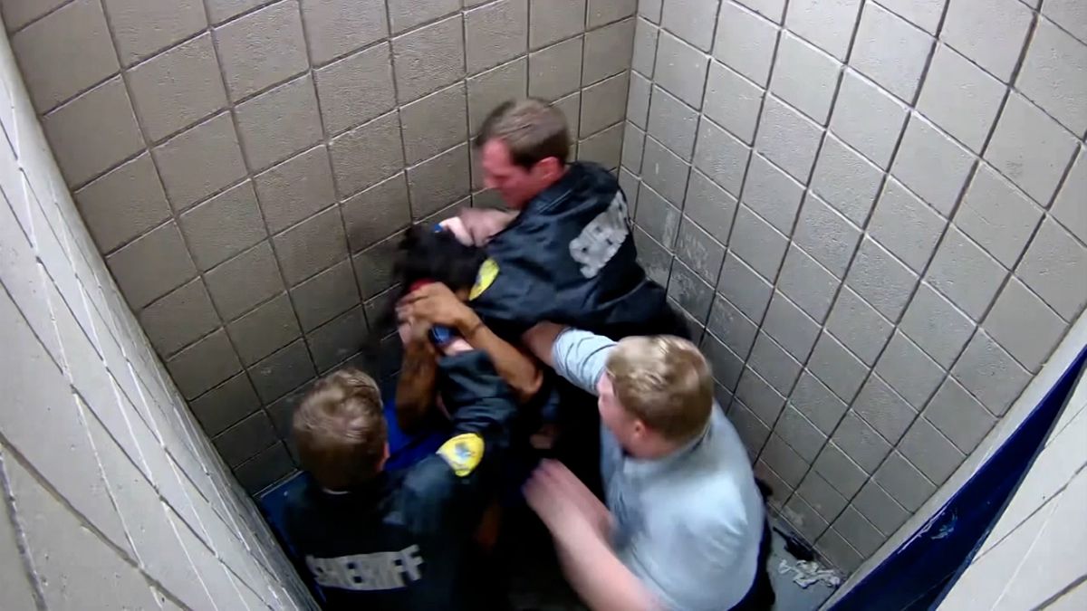 Cuatro carceleros dan un brutal paliza a un hombre negro en Georgia