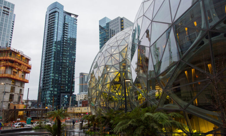 Daily Crunch: Amazon comienza a entregar avisos de despido a miles de empleados