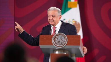 Desdeña AMLO marcha #YoDefiendoAllNE; los invita a llegar al Zócalo