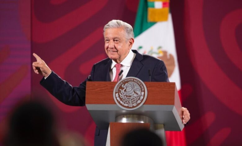 Desdeña AMLO marcha #YoDefiendoAllNE; los invita a llegar al Zócalo