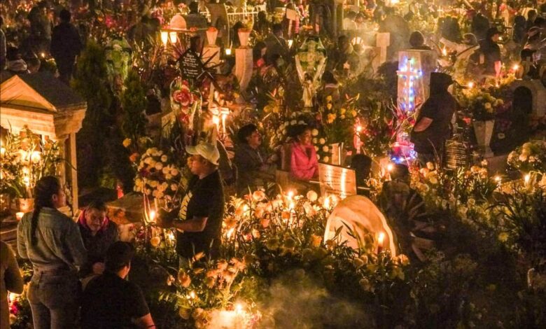 Día de Muertos | Más de 300 mil personas visitaron los panteones en CDMX | Fotos