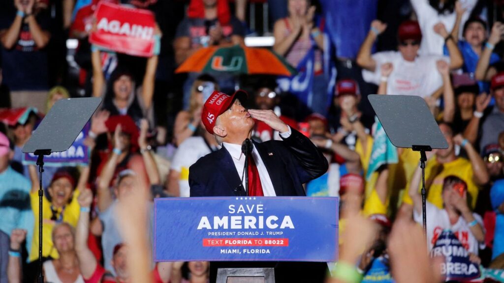 Donald Trump y Ron DeSantis evitan la confrontación directa en sus mítines paralelos en Florida