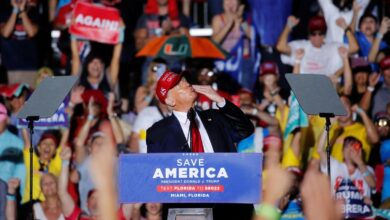 Donald Trump y Ron DeSantis evitan la confrontación directa en sus mítines paralelos en Florida