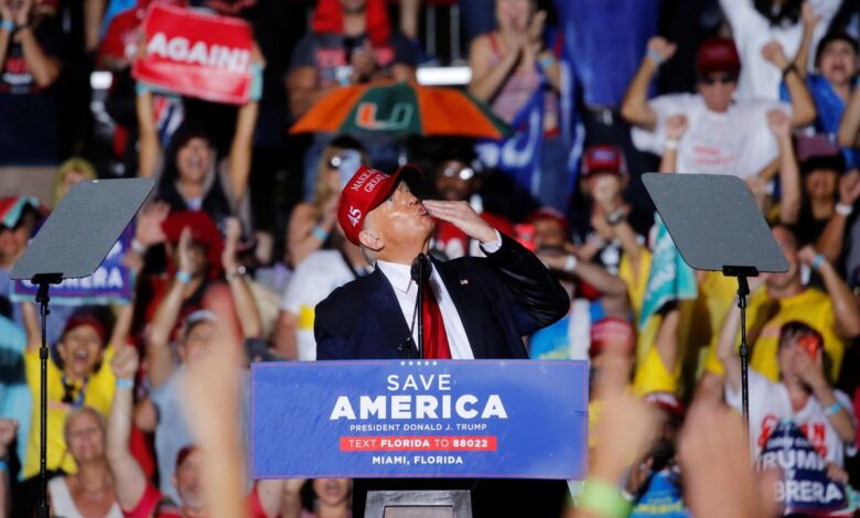 Donald Trump y Ron DeSantis evitan la confrontación directa en sus mítines paralelos en Florida