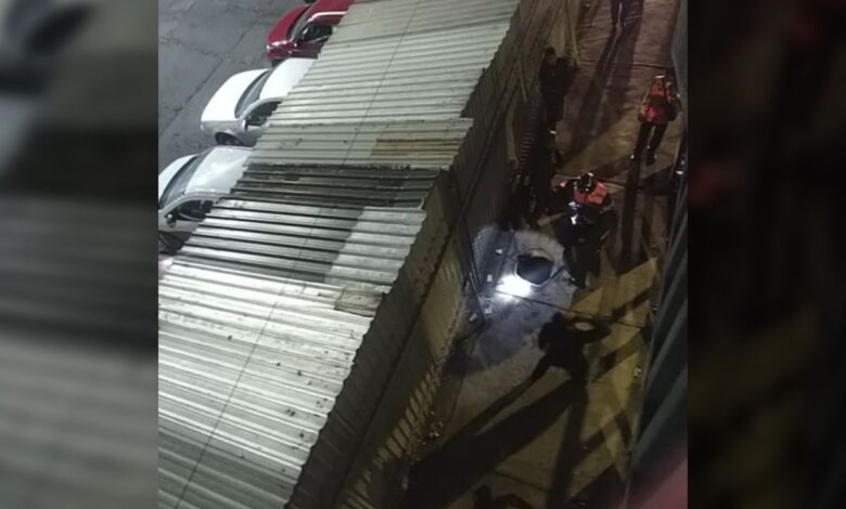 Dos mujeres mueren al caer por una coladera abierta en Ciudad de México