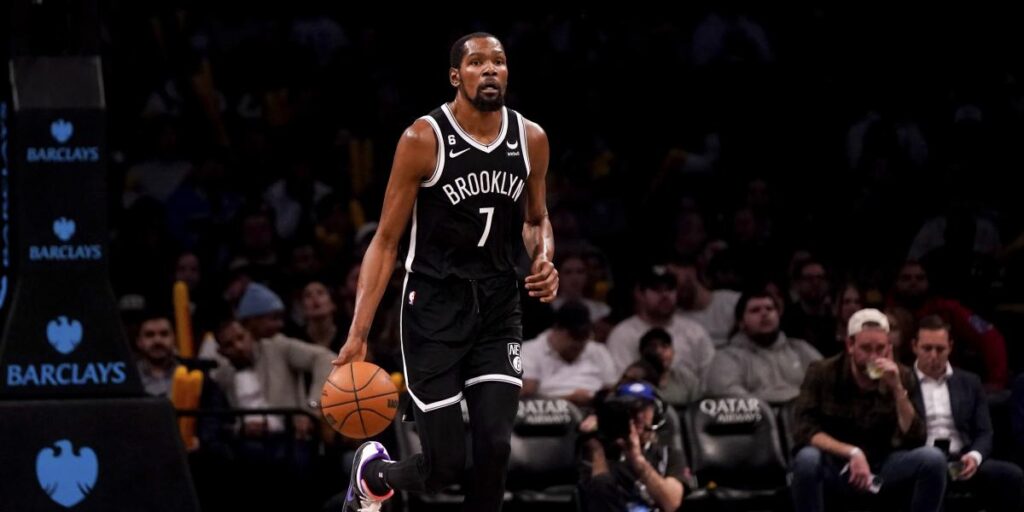 Durant y Booker las meten como churros