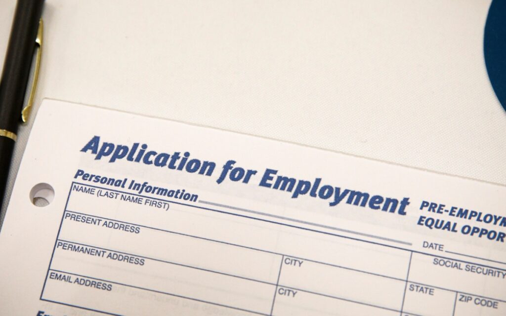 EU crea 261 mil puestos en octubre, supera previsiones; pero tasa de desempleo sube