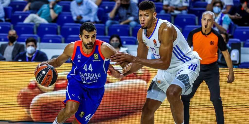 El Anadolu Efes retirará la camiseta de Kruno Simon