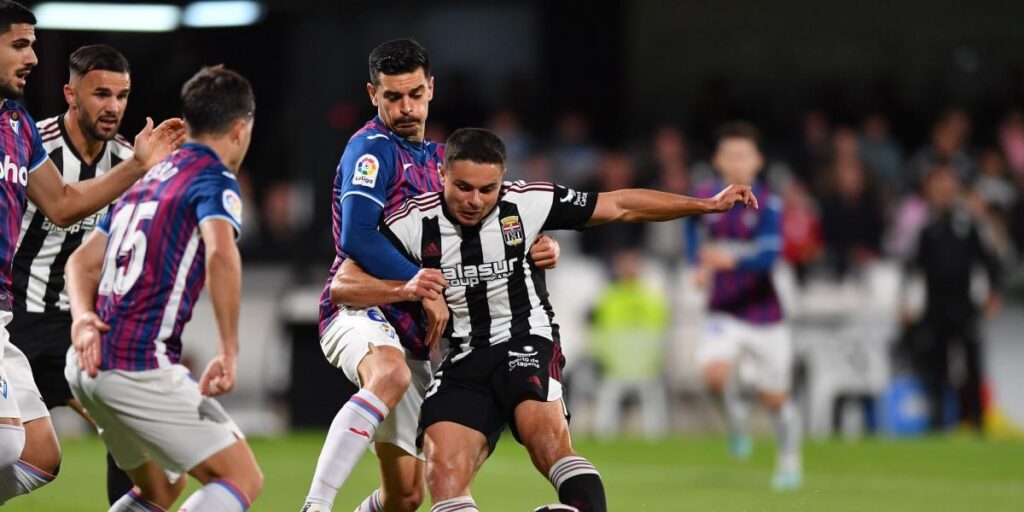 El Cartagena remonta y gana en el 96' al Eibar