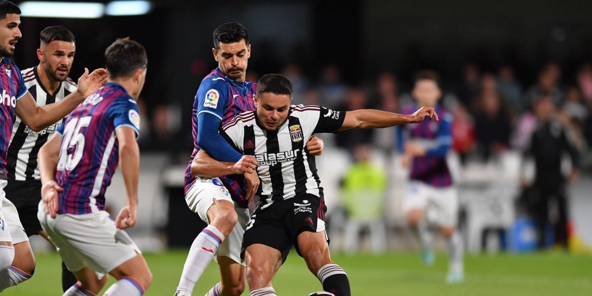 El Cartagena remonta y gana en el 96' al Eibar
