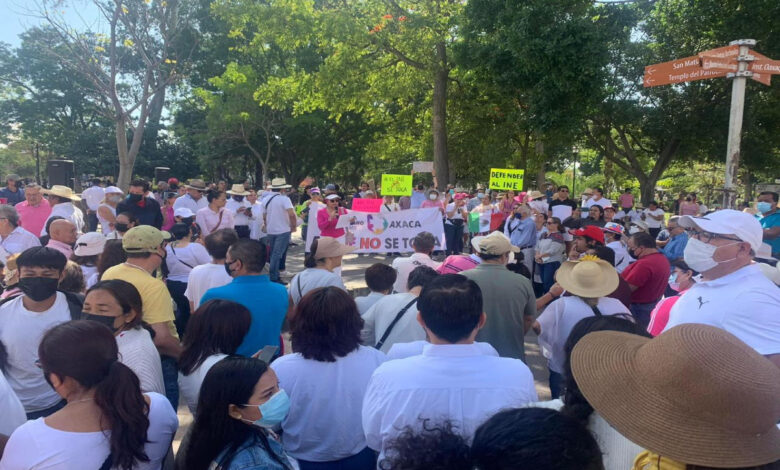 'El INE no se toca': Marchan en Oaxaca en defensa de la autoridad electoral