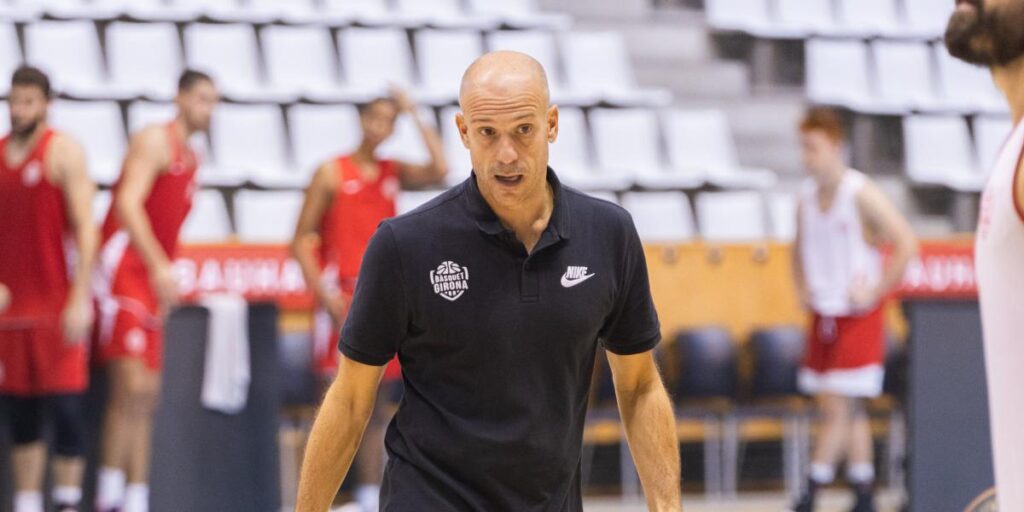 El español Carles Marco se suma al cuerpo técnico del Estrella Roja