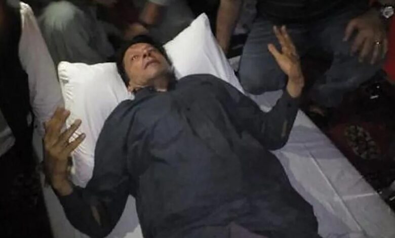 El ex primer ministro de Pakistán Imran Khan resulta herido de bala durante una protesta