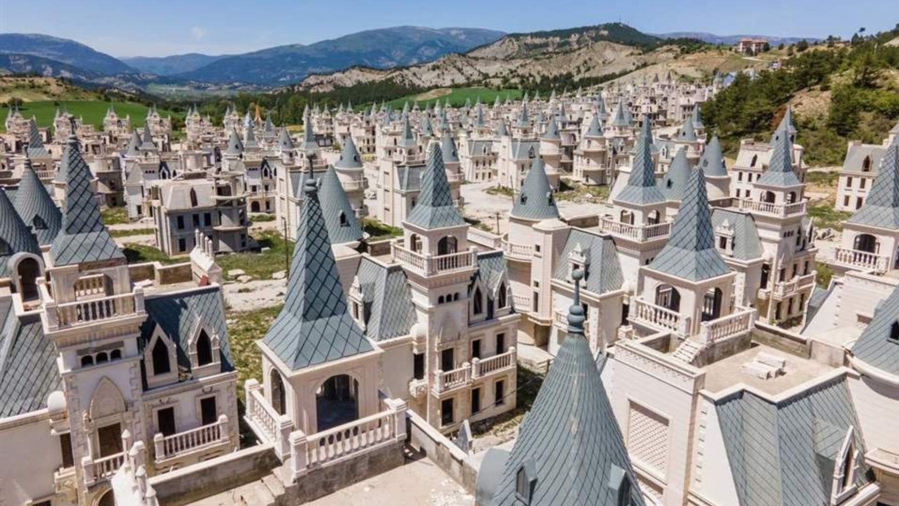 El impresionante barrio lleno de castillos Disney abandonados