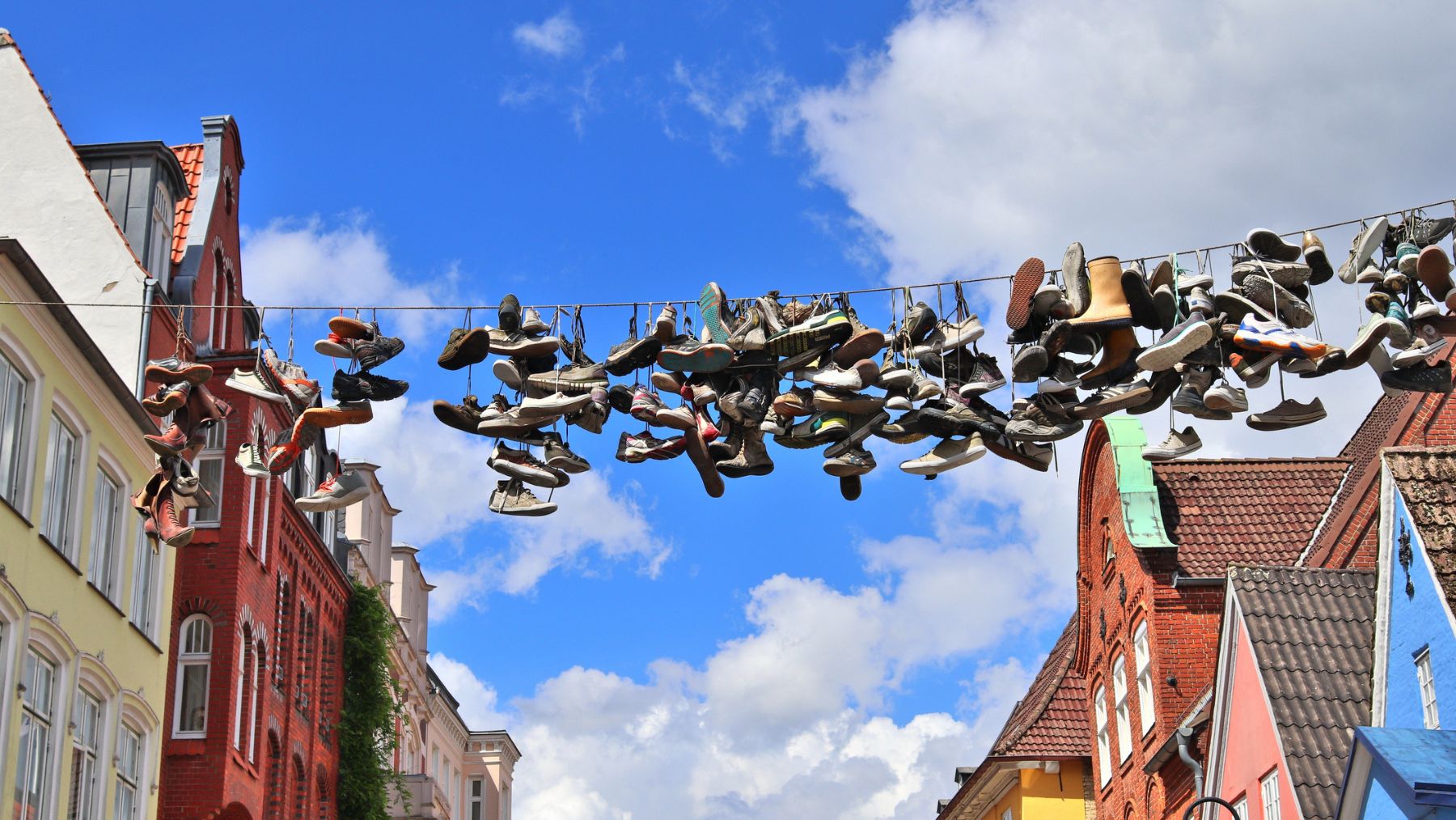 El increíble motivo por el que verás zapatillas colgadas de los cables eléctricos