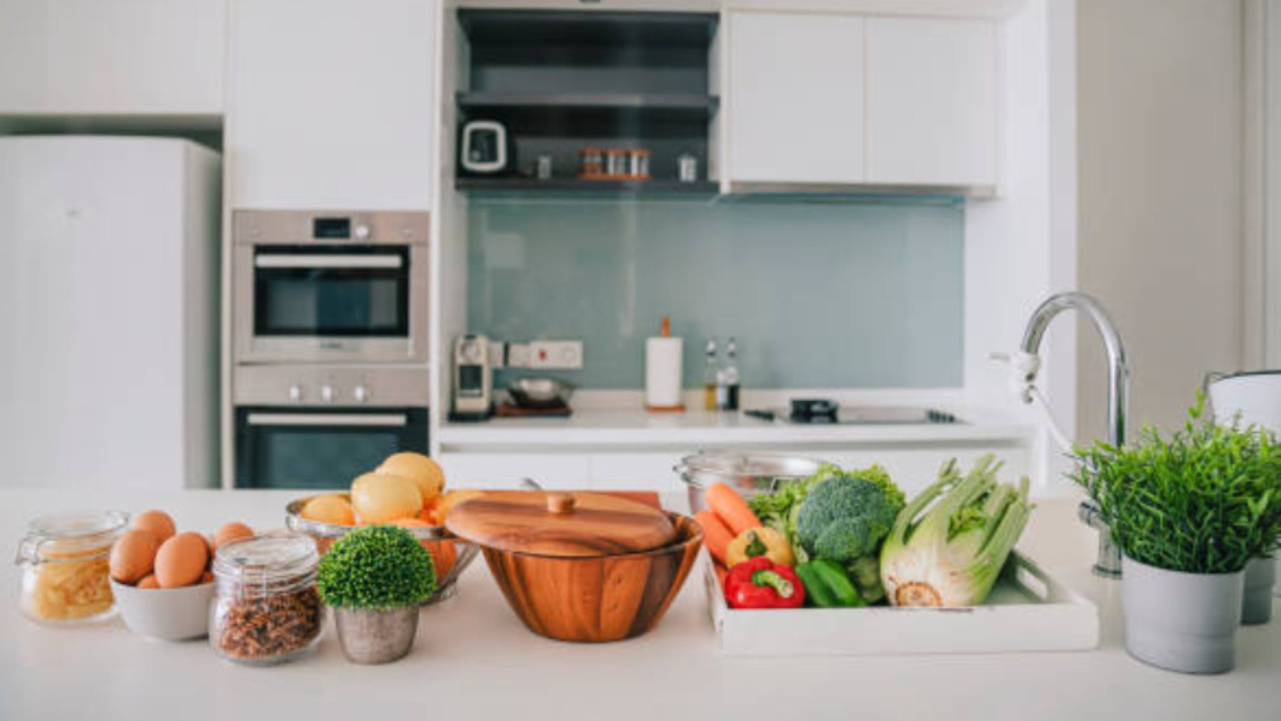 El motivo por el que no debes mezclar huevos con limones en la nevera