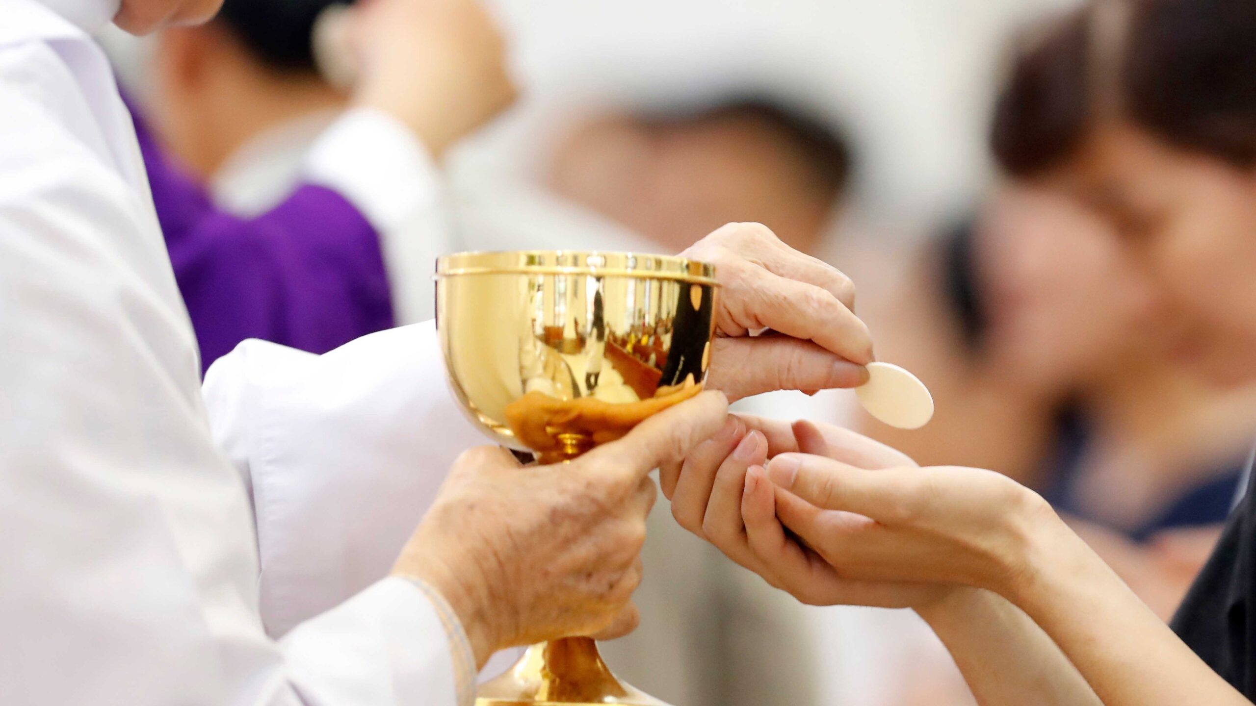 El país de América Latina donde reportan escasez de hostias