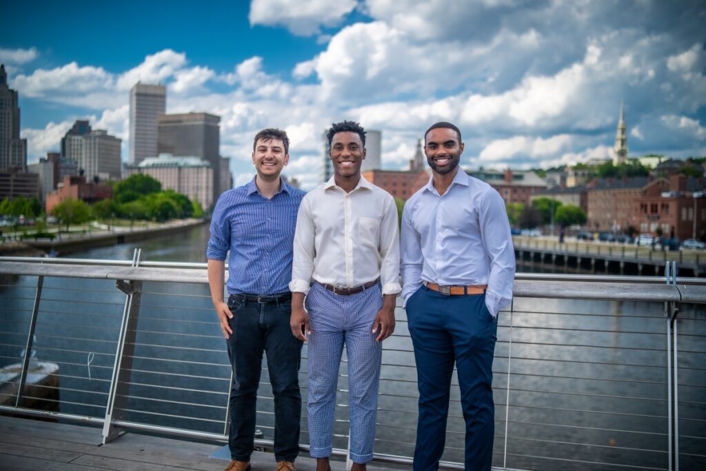 El trío de graduados de la Universidad de Brown piensa que el cuidado de ancianos necesita ayuda con los datos