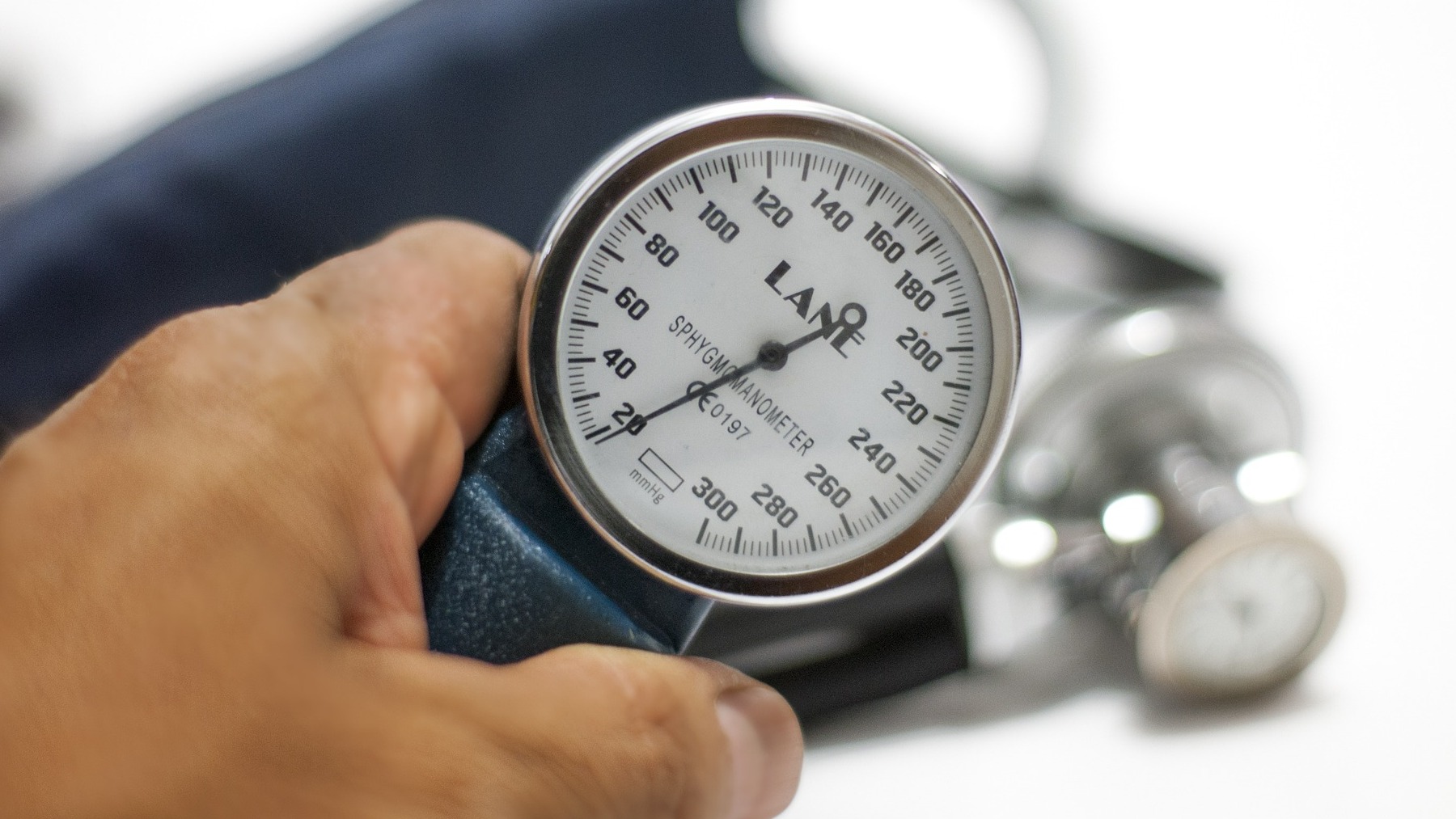 El trucazo casero para reducir la hipertensión sin dejar de tomar sal